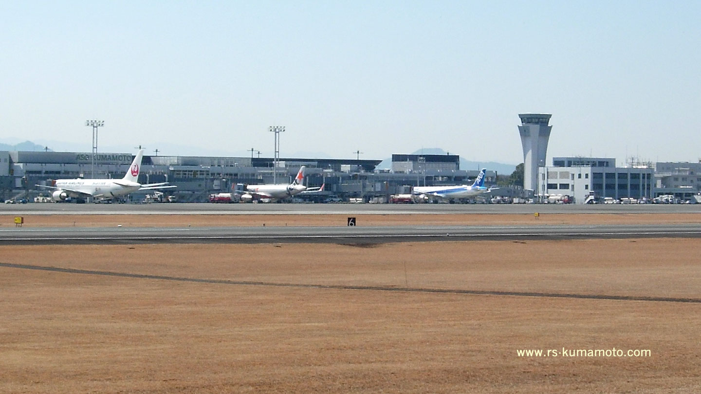 滑走路側から見たターミナル全景　2017年3月撮影