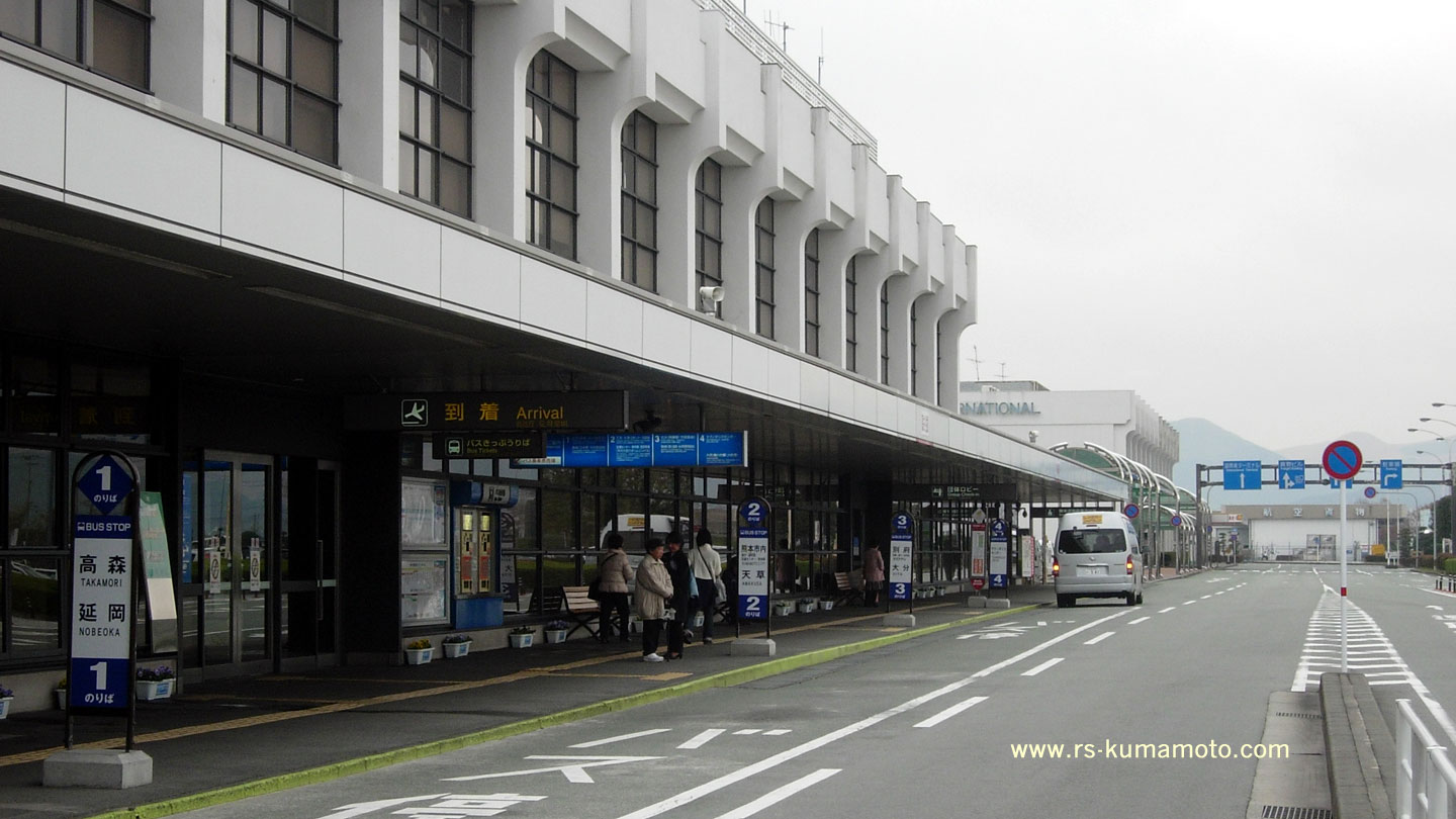 空港ターミナル前バス乗り場2009年12月撮影