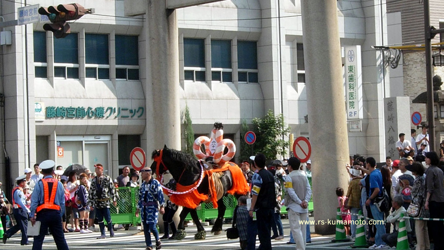 藤崎宮例大祭 鳥居を出る飾り馬　2009年9月撮影