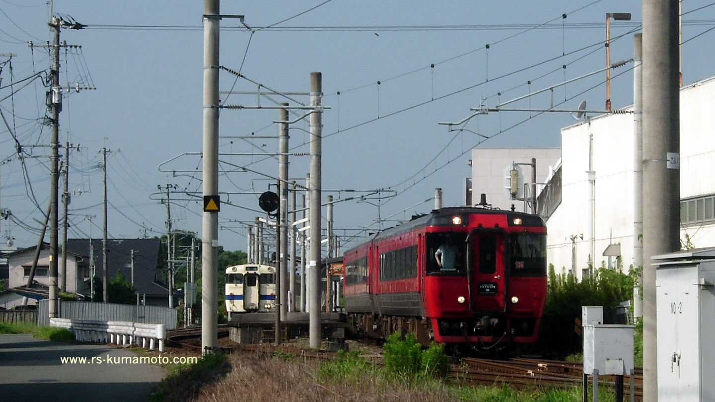 竜田口駅で交換するキハ40と「九州横断特急」185系　2009年8月撮影