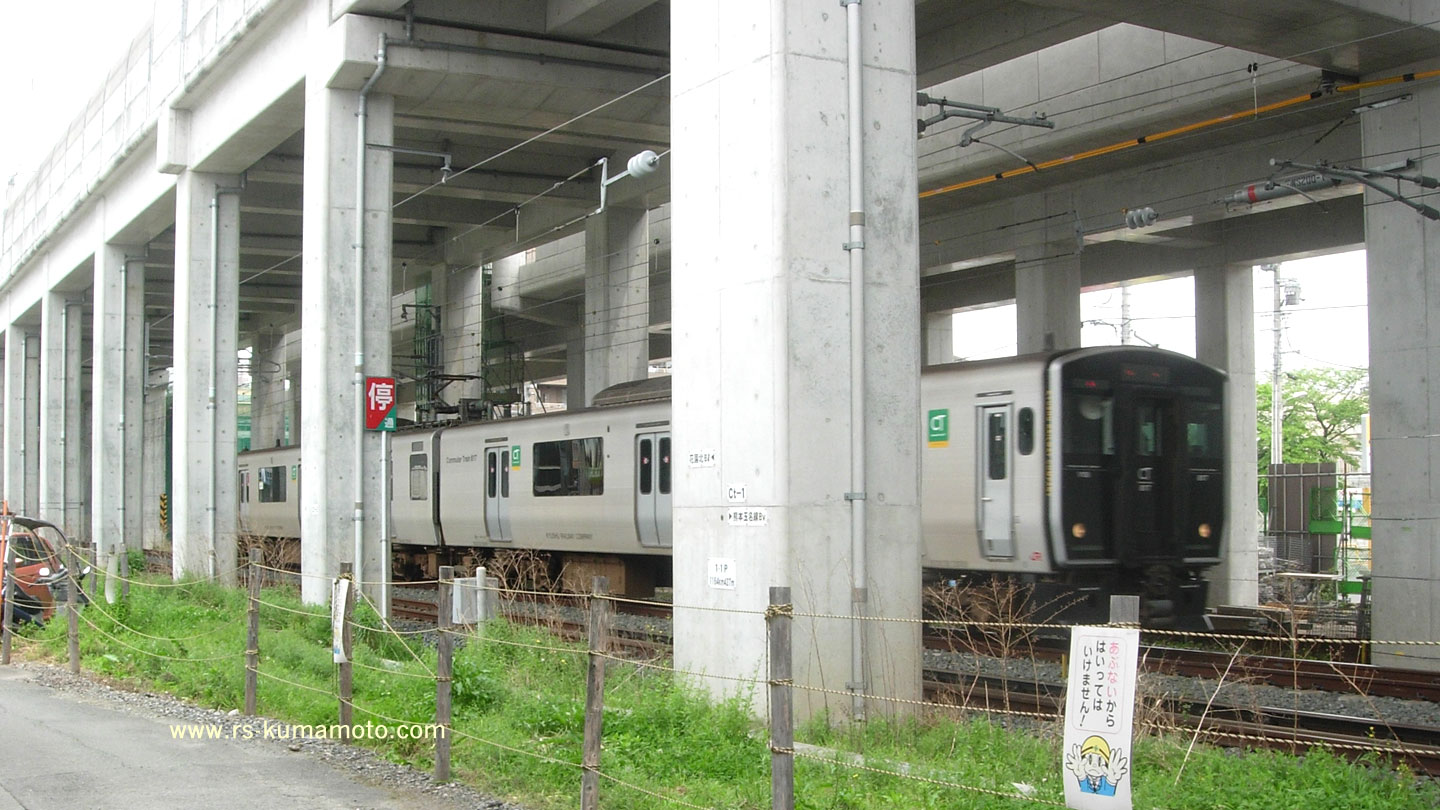 高架線工事中の熊本-上熊本間を走る817系　2014年5月撮影